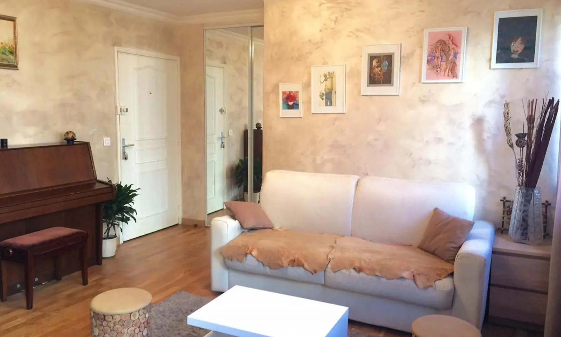 2 Pieces Lumineux Et Calme A Paris