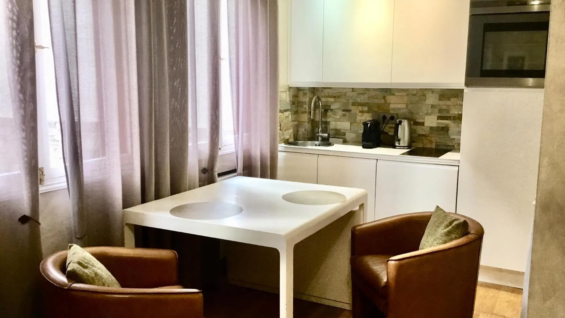 2 Pieces Lumineux Et Calme A Apartment